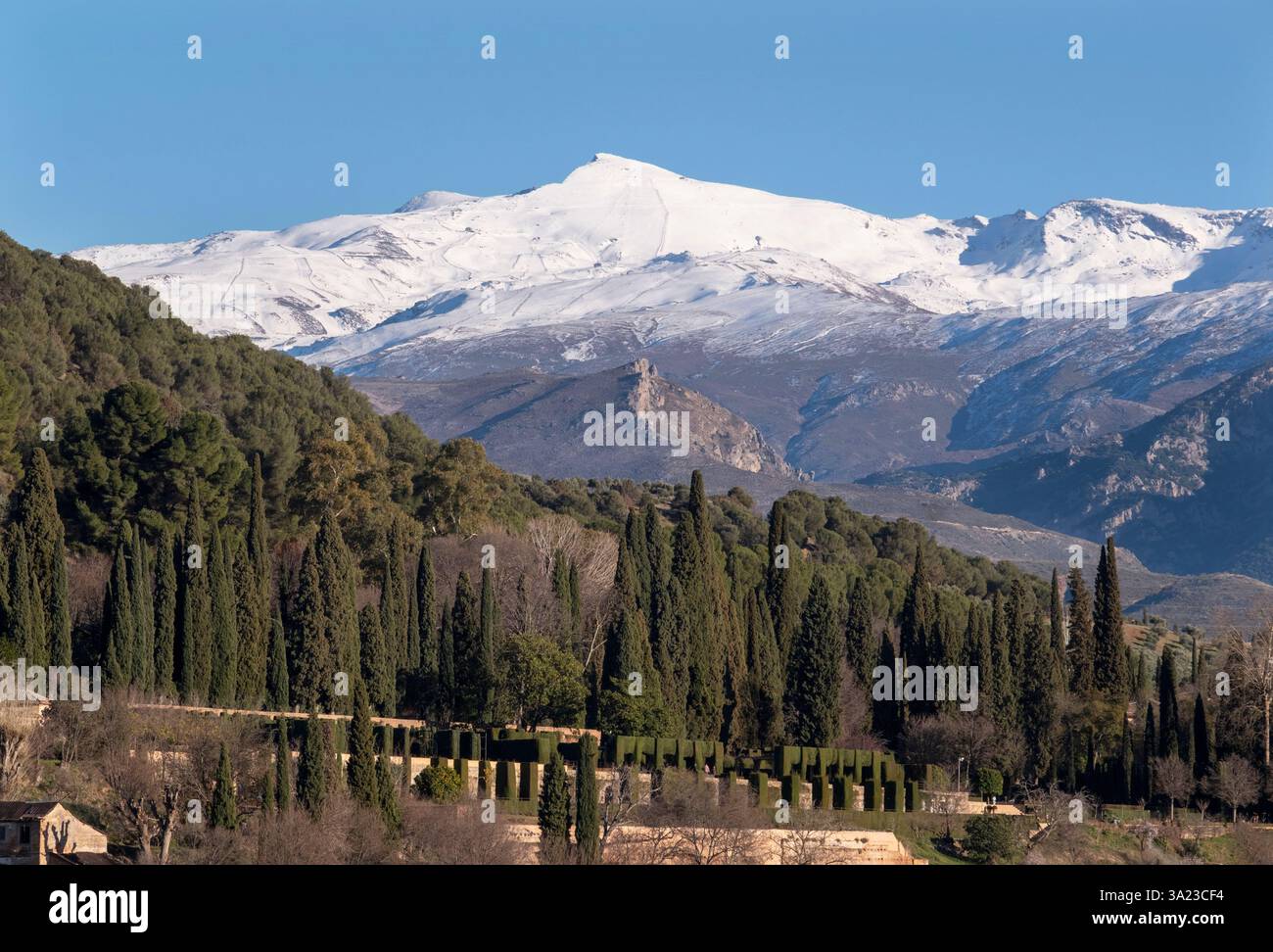 Blick auf die schneebedeckten Berge der Sierra Nevada aus dem Bezirk Albaicin, Granada, Spanien Stockfoto
