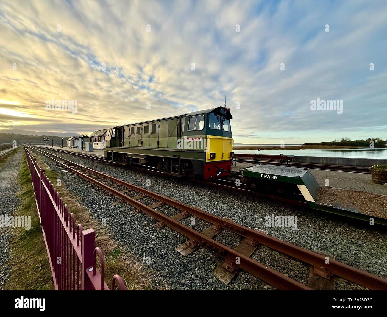 Vale of Ffestiniog an der Old Station in Porthmadog, Gwynedd, Wales at Dawn - Smartphone-aufgenommenes Stockfoto