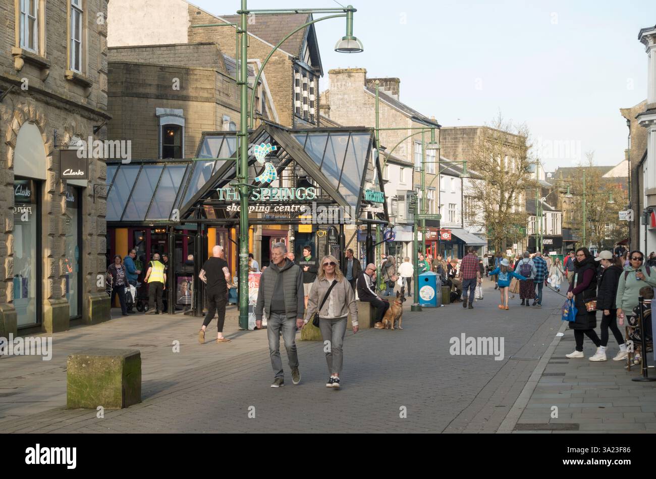 Ein Paar spaziert durch das Stadtzentrum von Buxton, Derbyshire, England, Großbritannien Stockfoto