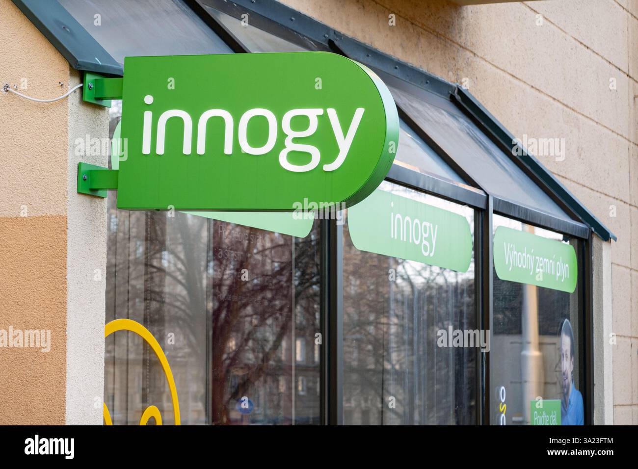 OSTRAVA, TSCHECHIEN - 18. DEZEMBER 2023: Grünes Banner des Kundendienstzentrums des Gasversorger- und Versorgungsunternehmens Innogy Stockfoto