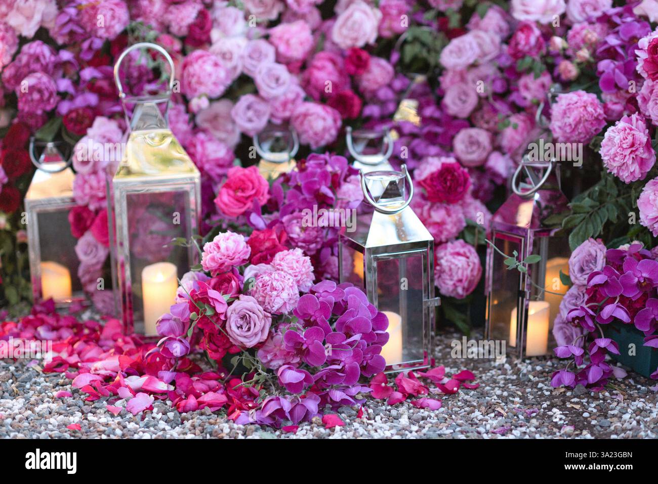 Einrichtung In Leuchtendem Pink Mit Blumenmuster Stockfoto