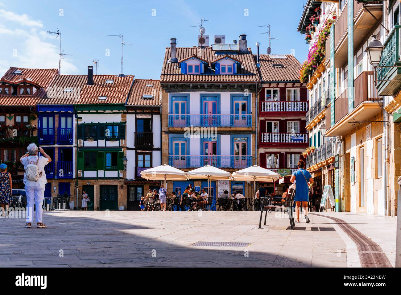 Die Plaza de Armas war der wichtigste öffentliche Raum der Stadt. Hondarribien, Gipuzkoa, Baskenland, Spanien, Europa Stockfoto