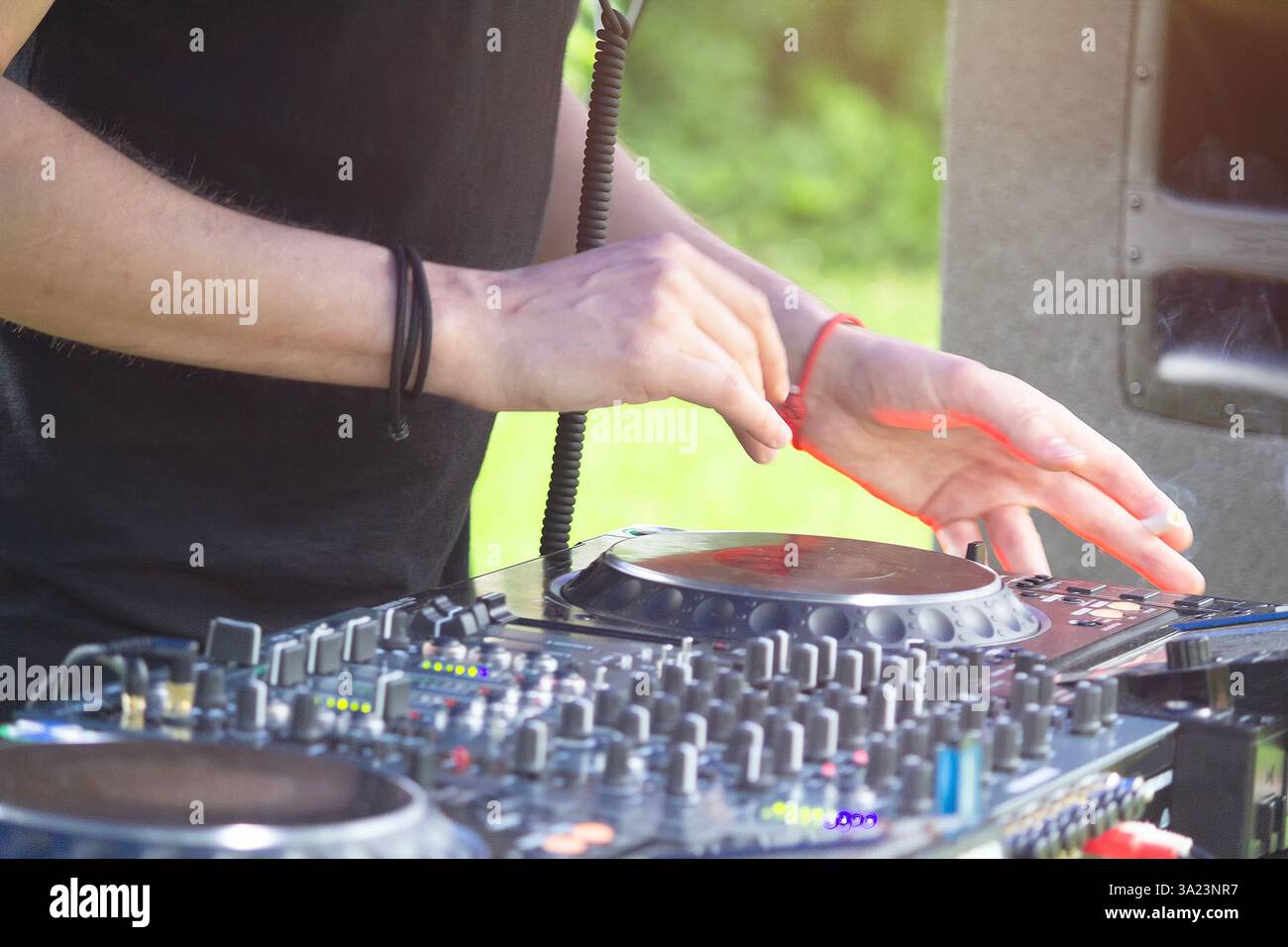DJ-Hände erzeugen und regulieren Musik am dj-Konsolen-Mixer im Konzert im Freien. Musik Stockfoto