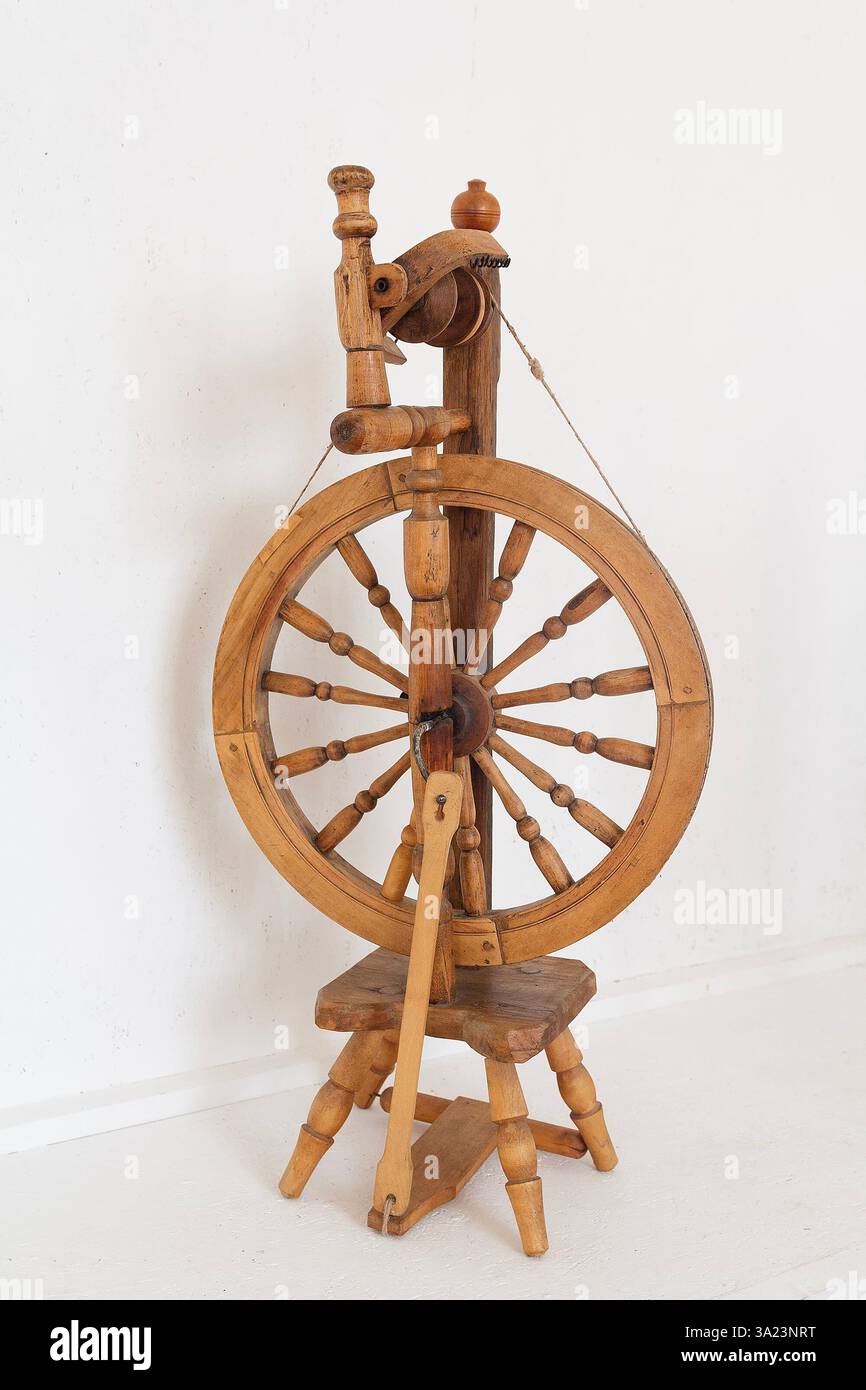 Alte Vintage-Stabschnecke und Spindel. Altes hölzernes Spinnrad Stockfoto