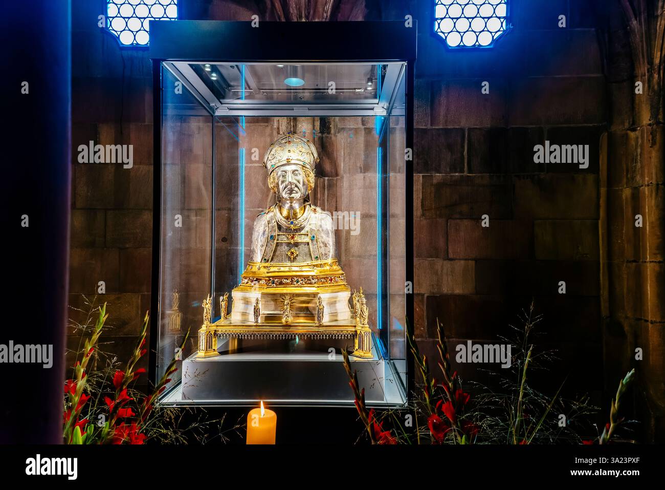 Reliquienbüste zeigt den Heiligen Lambert von Maastricht, einen der Schutzheiligen von Freiburg. Das Freiburger Münster ist der Dom von Freiburg im Breisgau in Fre Stockfoto