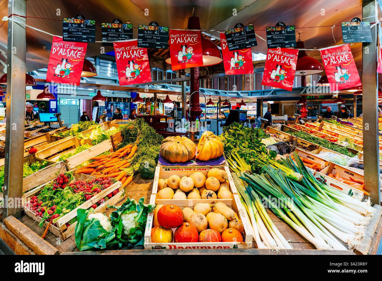 Marktstand in Colmar für den Verkauf lokaler Bio-Produkte. Colmar, Colmar-Ribeauvillé, Haut-Rhin, Frankreich, Europa Stockfoto