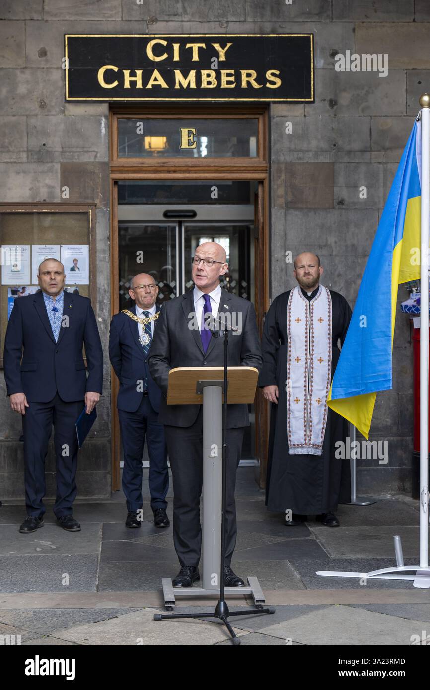 Premierminister John Swinney vor den Stadtzentren in Edinburgh während einer Zeremonie zum Unabhängigkeitstag der Ukraine, der am 24. August stattfindet. Mitglieder der ukrainischen Gemeinschaft kommen zusammen, um der Toten des jüngsten Konflikts zu gedenken und auch den Jahrestag der Unterzeichnung der Unabhängigkeitserklärung im Jahr 1991 zu feiern. Bilddatum: Freitag, 23. August 2024. Stockfoto