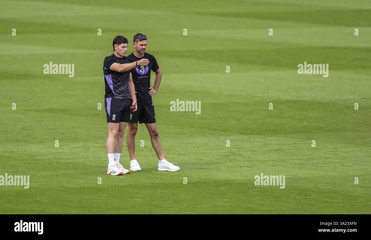 Englands schneller Bowling-Mentor James Anderson sprach mit Matthew Potts während einer Netzsession im Lord's, London. Bilddatum: Mittwoch, 28. August 2024. Stockfoto