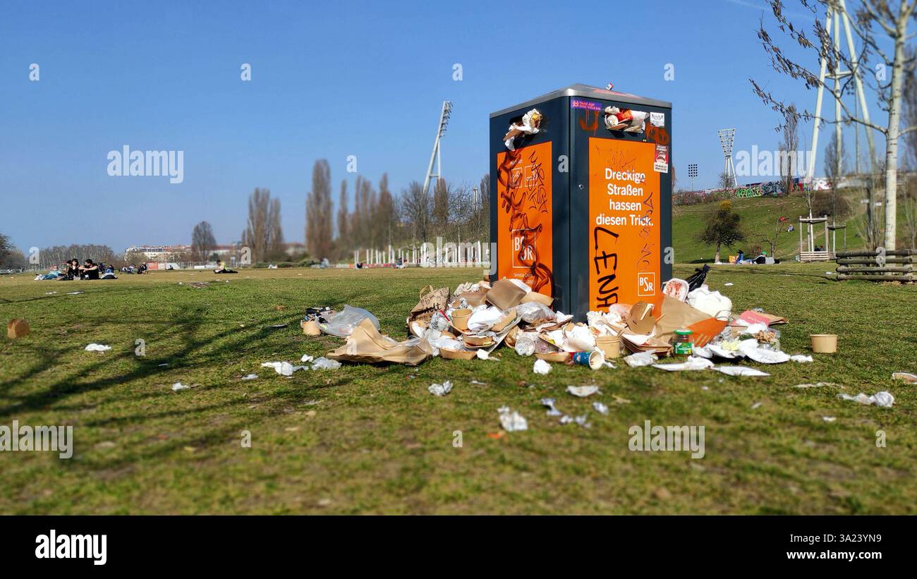 10.03.2025, Berlin - Deutschland. Überquellender Mülleimer im Prenzlauer Berg. *** 10 03 2025, Berlin Deutschland überlaufender Müllcontainer in Prenzlauer Berg Stockfoto