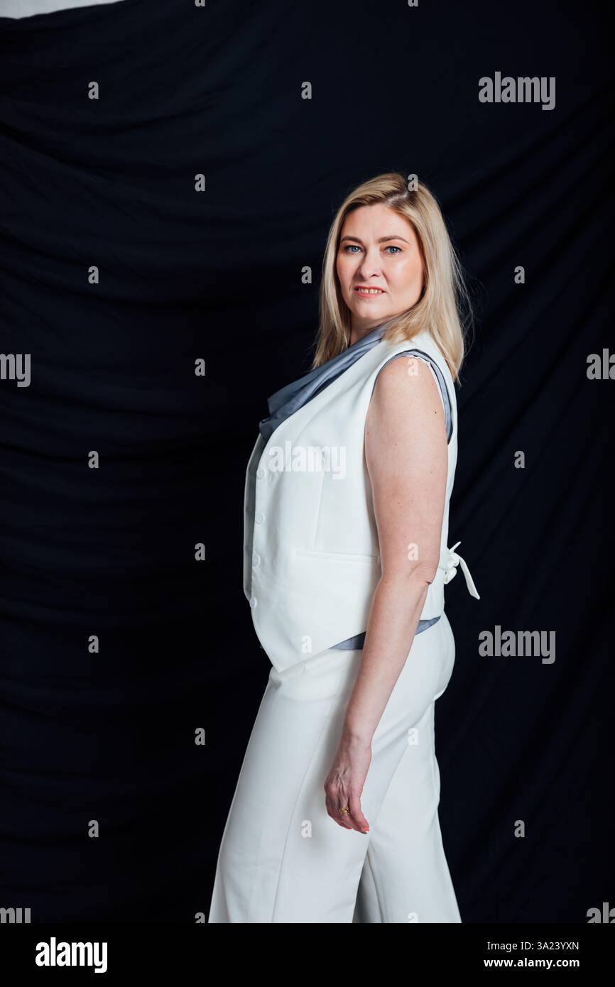 Porträt einer Geschäftsfrau im weißen Business-Anzug Stockfoto