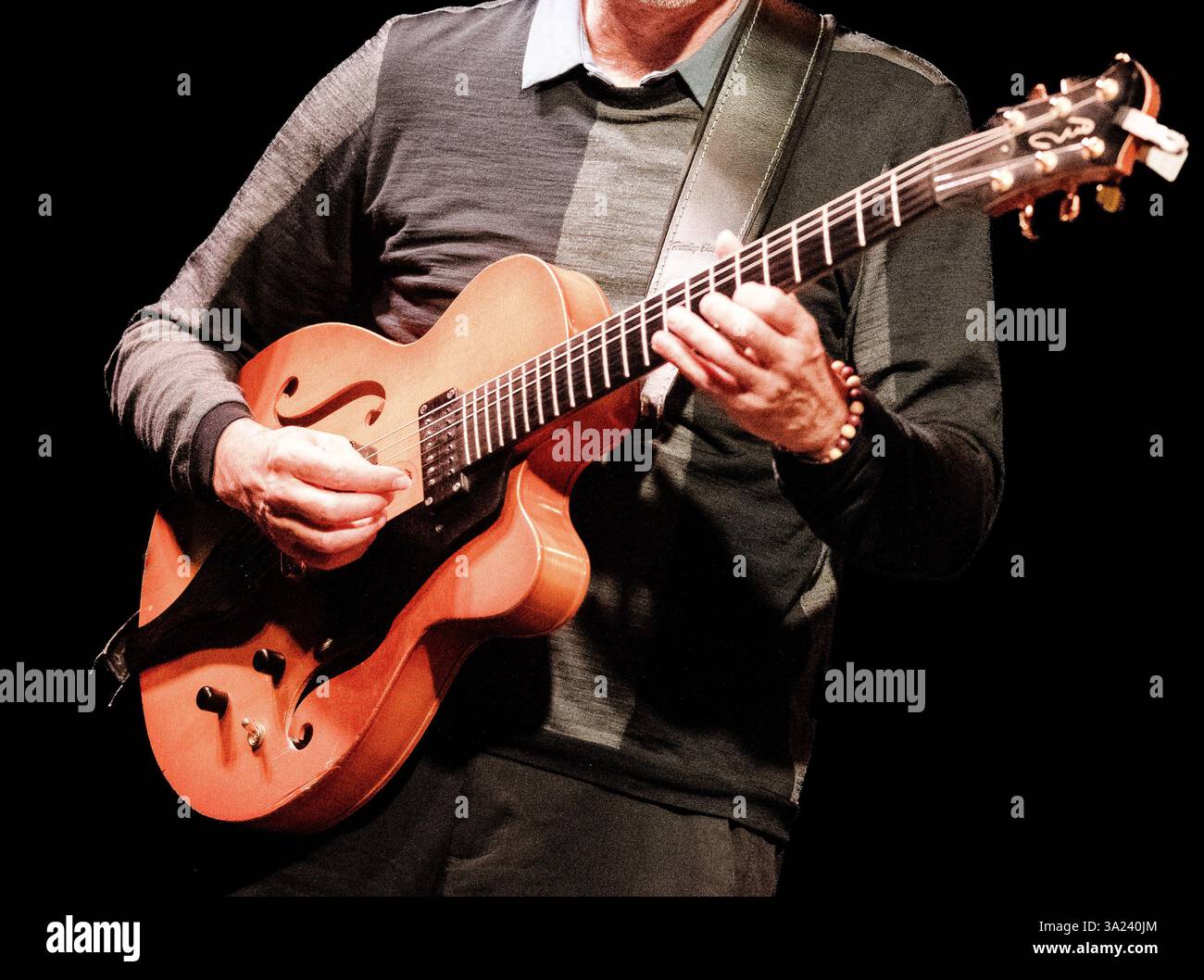 Musiker liefern eine unvergessliche Jazzperformance, die Talente und Energie zeigt, die das Publikum fesseln. Stockfoto