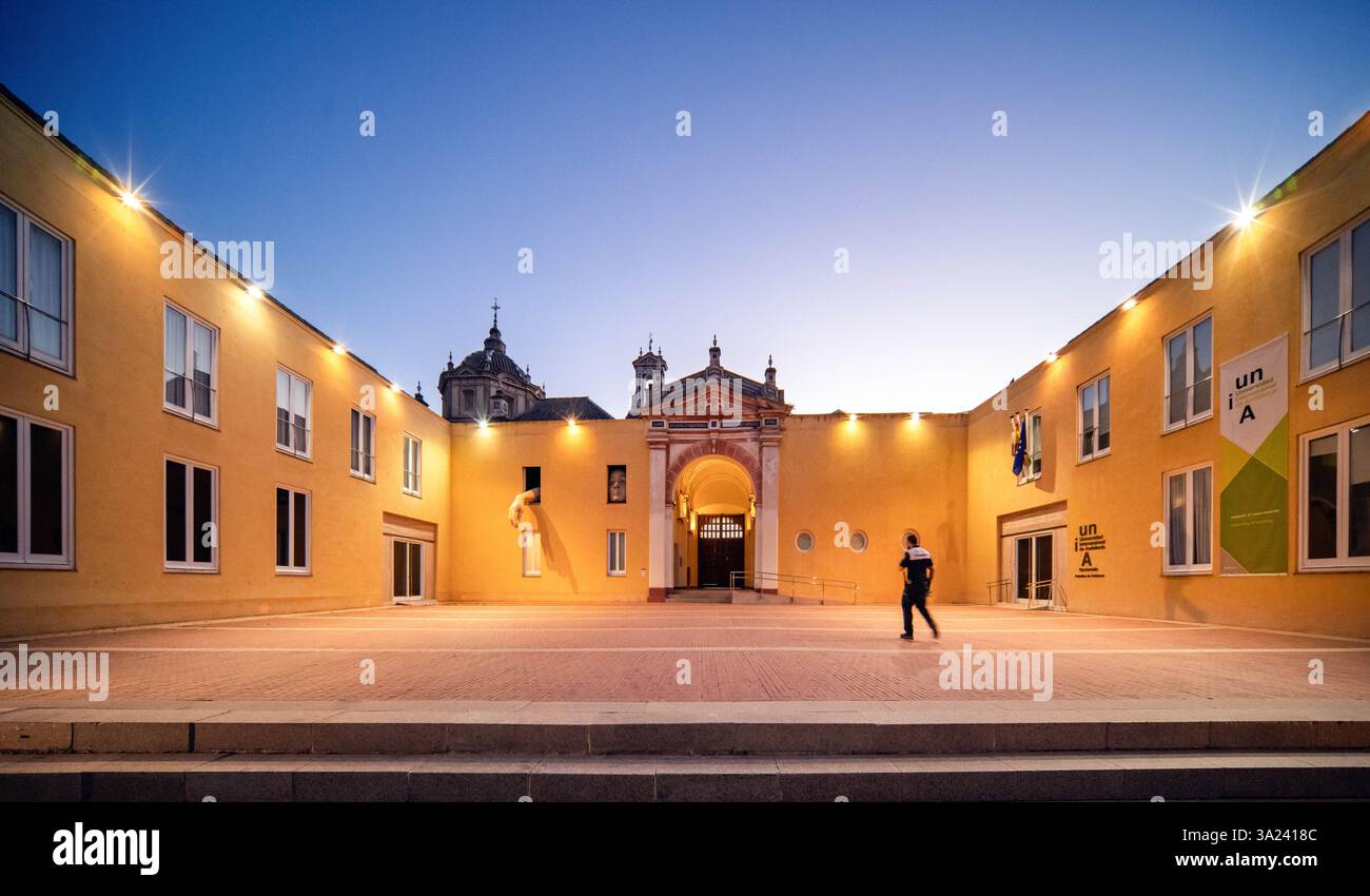 Sevilla, Spanien, 26. Juli 2022, Besucher erkunden den pulsierenden Innenhof des ehemaligen Klosters CAAC, während die Dämmerung einbricht. Die gelben Wände zeigen Kontemperierung Stockfoto Sevilla, Spanien, 26. Juli 2022, Besucher erkunden den pulsierenden Innenhof des ehemaligen Klosters CAAC, während die Dämmerung einbricht. Die gelben Wände zeigen Kontemperierung Stockfoto