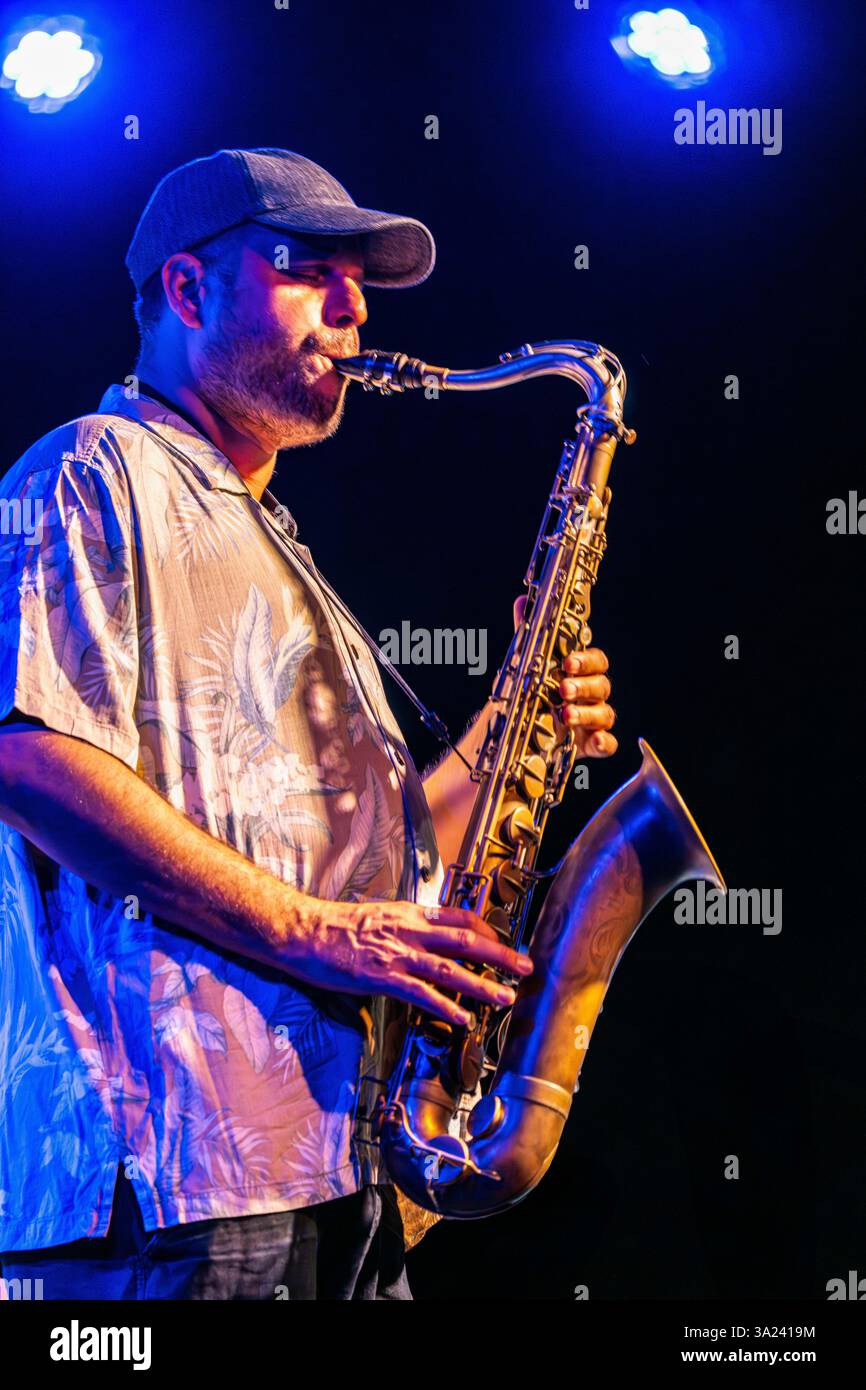 Sevilla, Spanien, 26. Juli 2022, Enrique Oliver spielt Saxophon und fesselt das Publikum mit seinem Jazz-Auftritt im CAAC in Sevilla am Vorabend Stockfoto
