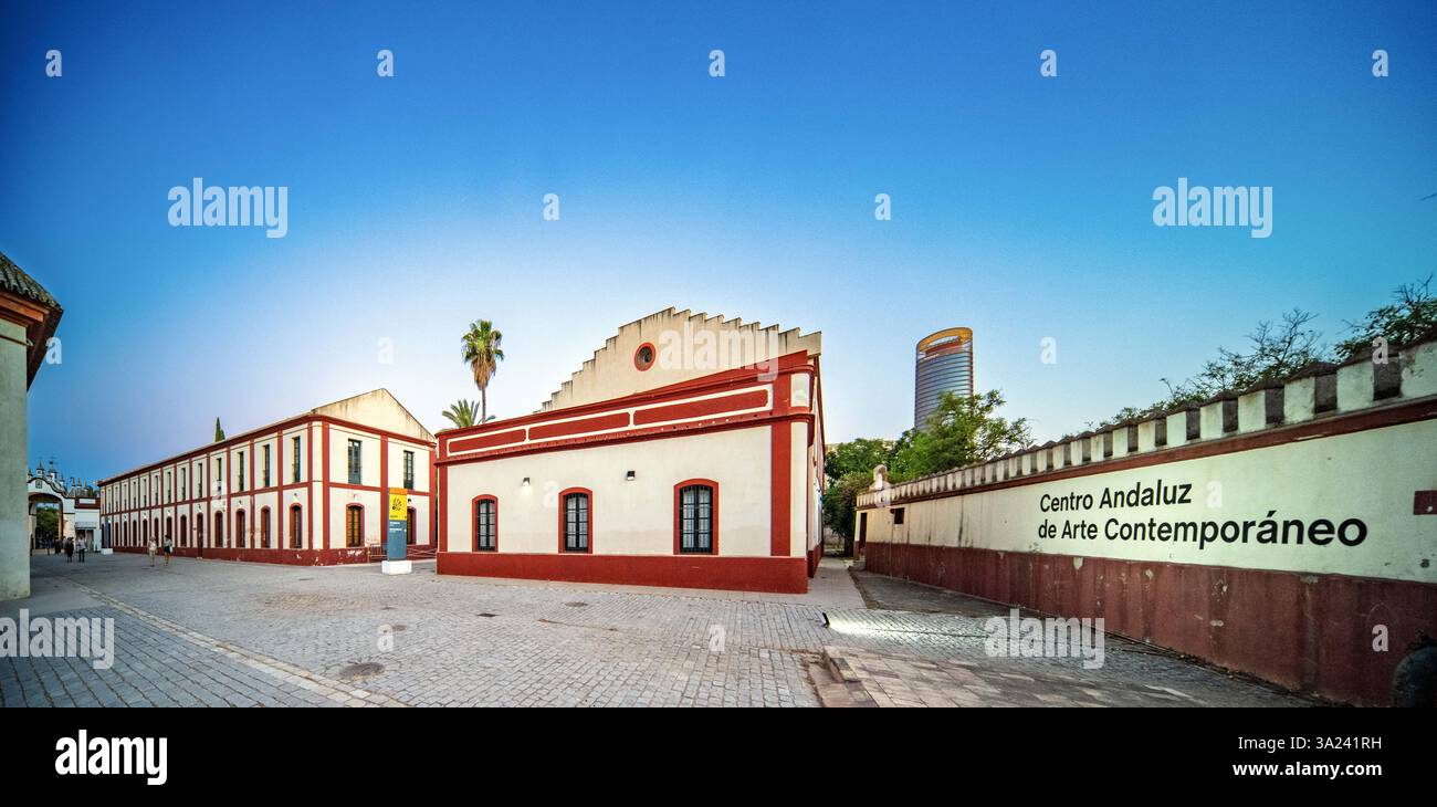 Sevilla, Spanien, 26. Juli 2022, Besucher spazieren durch den ruhigen Innenhof des CAAC, einem ehemaligen Kloster, das zeitgenössische Kunst auf der Isla de la Car präsentiert Stockfoto