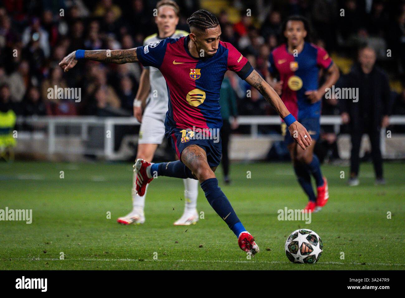 Barcelona, Spanien, Spanien. März 2025. Raphael DIAS BELLOLI (Raphinha) aus Barcelona während des UEFA Champions League-Spiels zwischen FC Barcelona und SL Benfica bei Estadi Olimpic Lluis Companys am 11. März 2025 in Barcelona. (Kreditbild: © Matthieu Mirville/ZUMA Press Wire) NUR REDAKTIONELLE VERWENDUNG! Nicht für kommerzielle ZWECKE! Stockfoto
