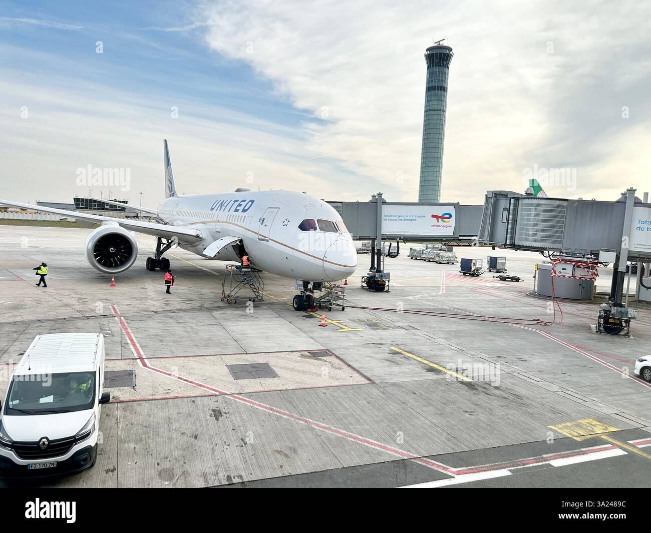 Roissy-Flughafen, Paris, Frankreich, Weitwinkelansicht, „United Airlines“-Jet auf der Landebahn geparkt, Rollfeld, Außenbereich Stockfoto