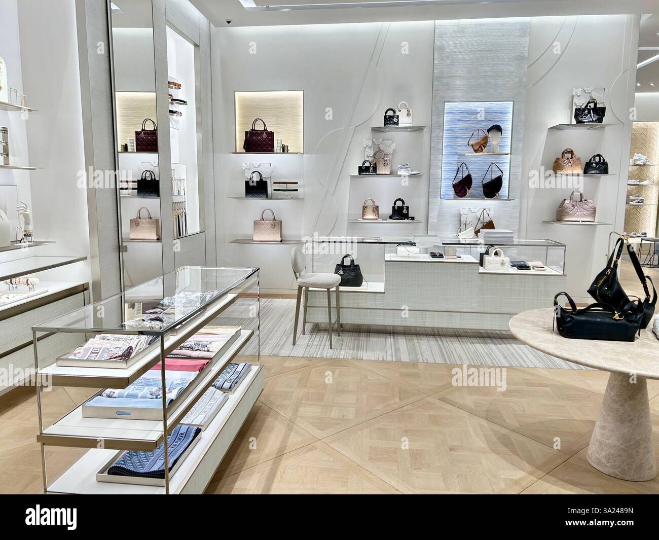 Flughafen Roissy, Paris, Frankreich, Luxusgeschäfte im Einkaufszentrum, zeitgenössisches Interieur, Yves Saint Laurent Store, Display, Kering - Smartphone-aufgenommenes Stockfoto