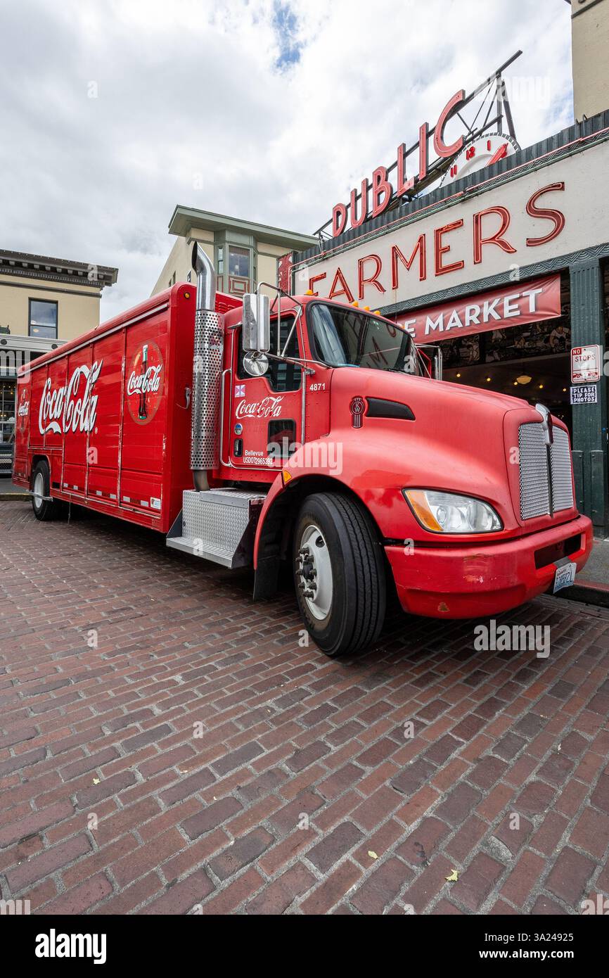 Ein Coca-Cola-Truck parkt am Pike Place Market, der wahrscheinlich Getränke an Händler liefert. Stockfoto