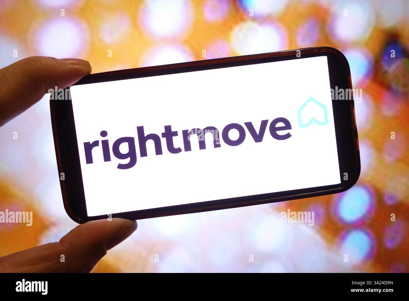 In dieser Fotoabbildung wird das Firmenlogo von Rightmove auf einem Smartphone-Bildschirm angezeigt. Stockfoto In dieser Fotoabbildung wird das Firmenlogo von Rightmove auf einem Smartphone-Bildschirm angezeigt. Stockfoto