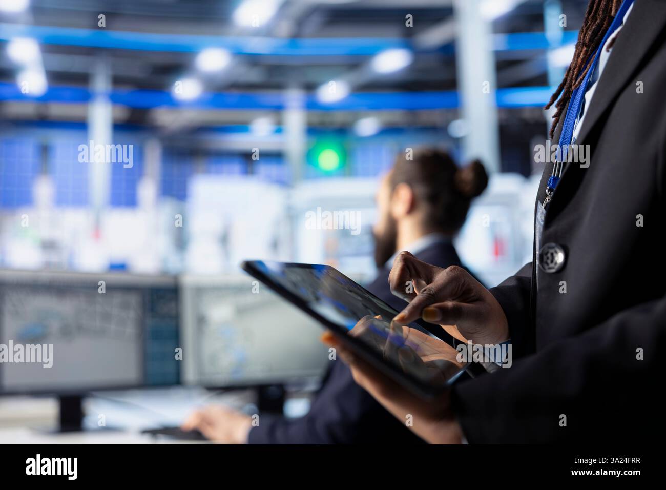 Ingenieur in der Photovoltaik-Fabrik überprüft Systemprotokolle auf dem Tablet, um betriebliche Ineffizienzen zu identifizieren. Photovoltaik-Anlagenarbeiter, der Fertigungsparameter am Gerät anpasst, Nahaufnahme Stockfoto