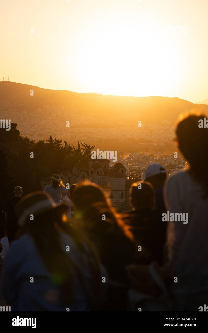 Menschen auf der Akropolis bei Sonnenuntergang, Athen, Griechenland Stockfoto