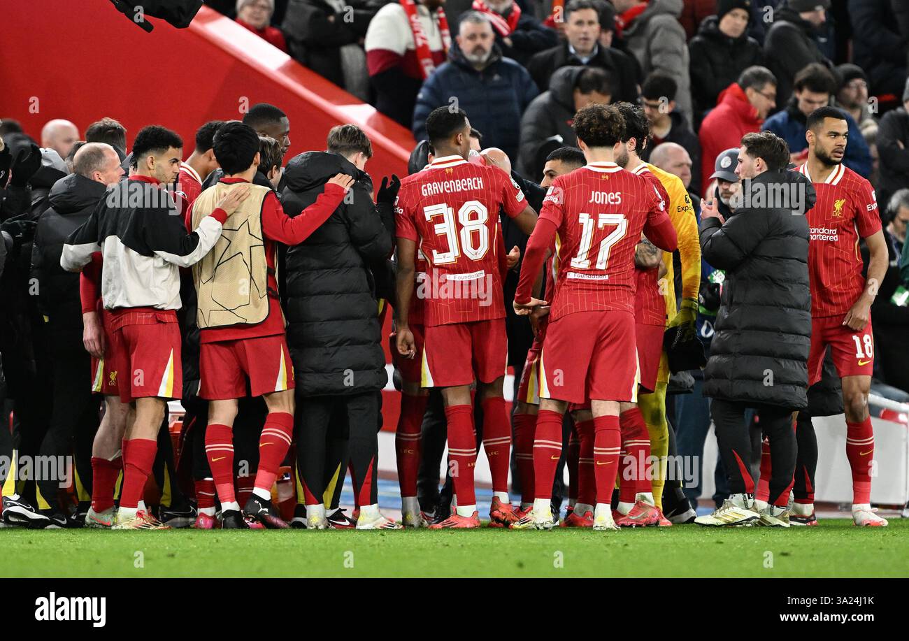 Liverpool, Großbritannien. März 2025. Die Spieler von Liverpool stehen vor der zweiten Verlängerung des UEFA Champions League-Spiels Liverpool gegen Paris Saint Germain in Anfield, Liverpool. Der Bildnachweis sollte lauten: Cody Froggatt/Sportimage Credit: Sportimage Ltd/Alamy Live News Stockfoto