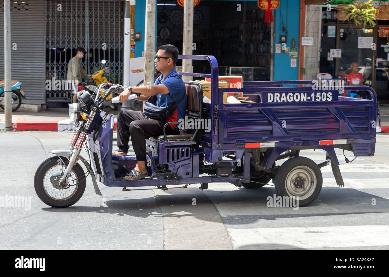 BETONG, THAILAND, 02. März 2024, Ein Mann fährt ein motorisiertes Dreirad mit einer Ladefläche Stockfoto
