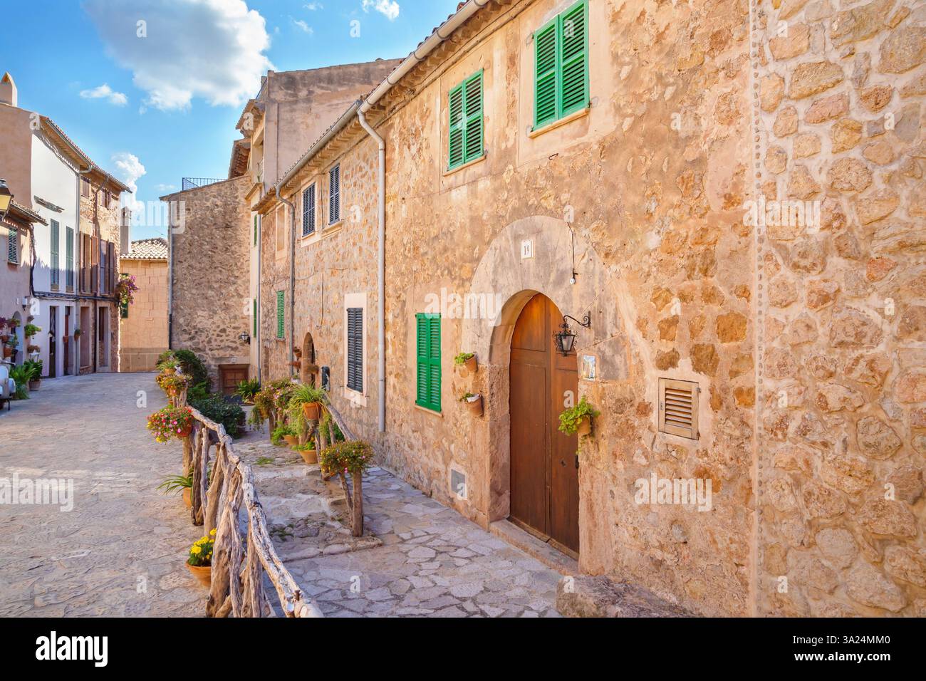 Historisches Viertel mit Kopfsteinpflaster Straße, Valldemossa, Mallorca, Balearen, Spanien Stockfoto