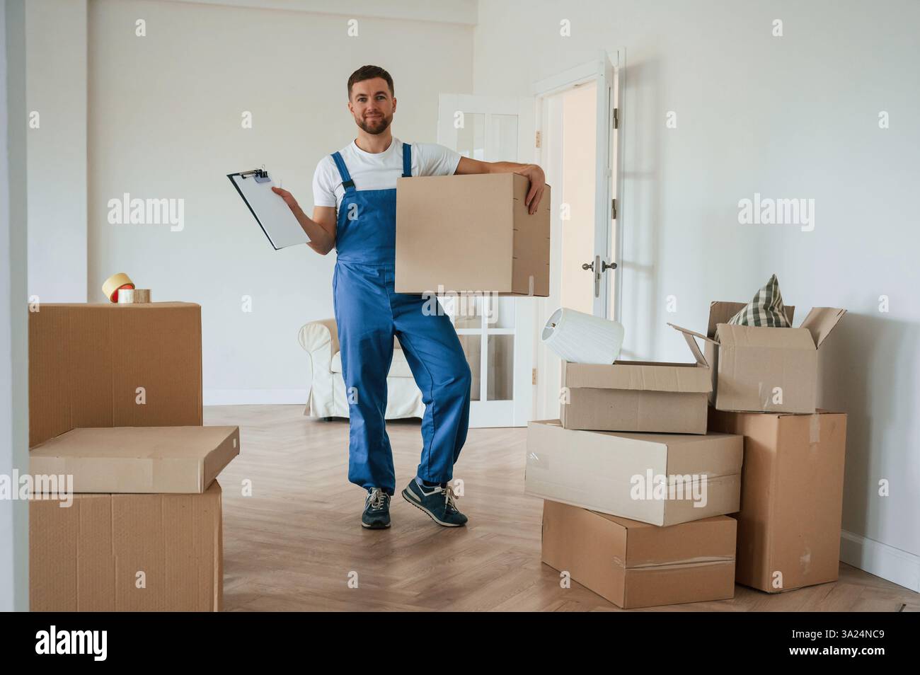 Zimmer voller Kisten. Service-Mitarbeiter wechseln. Stockfoto