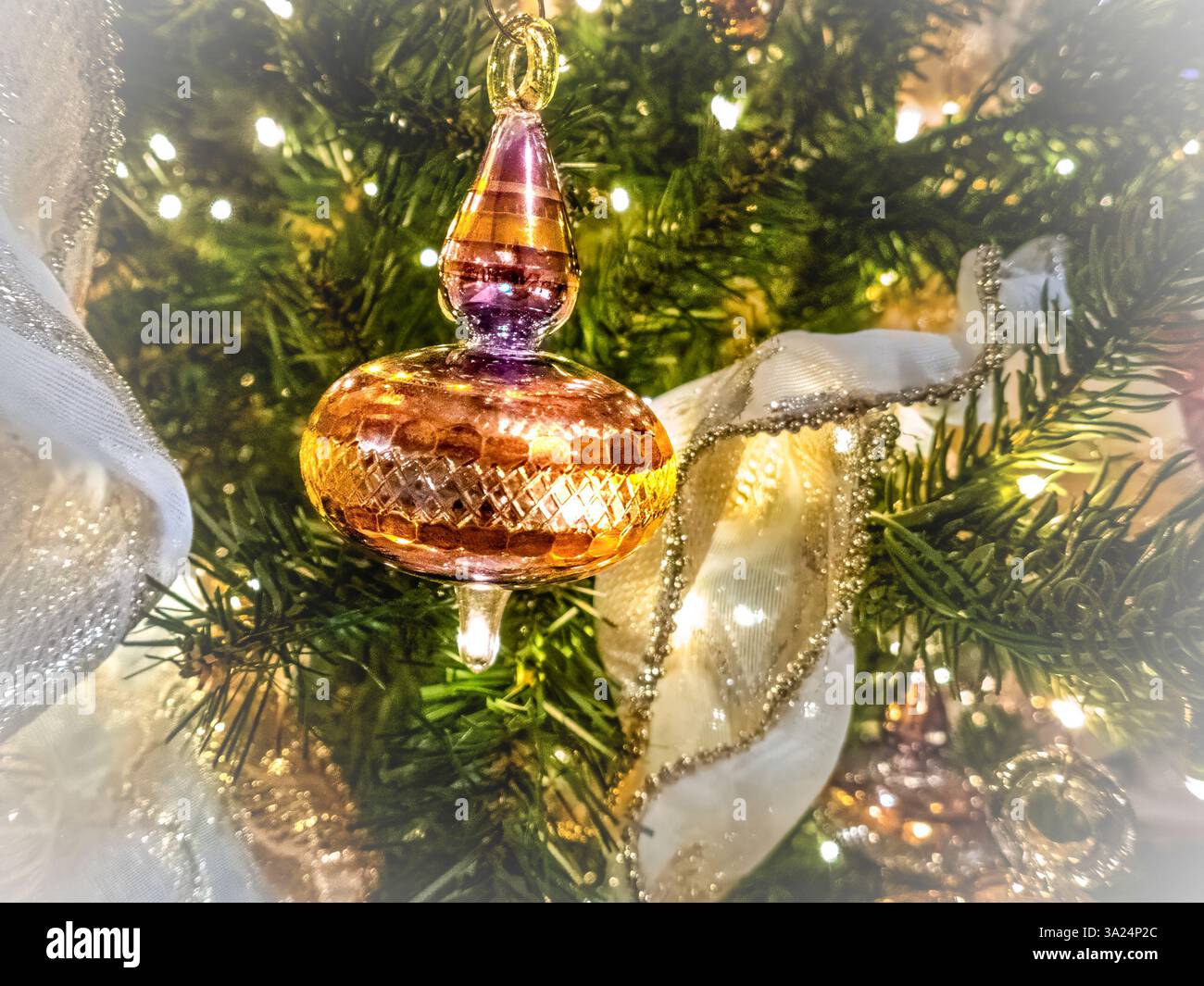 Weihnachtsschmuck hängt an einem Baum. Stockfoto