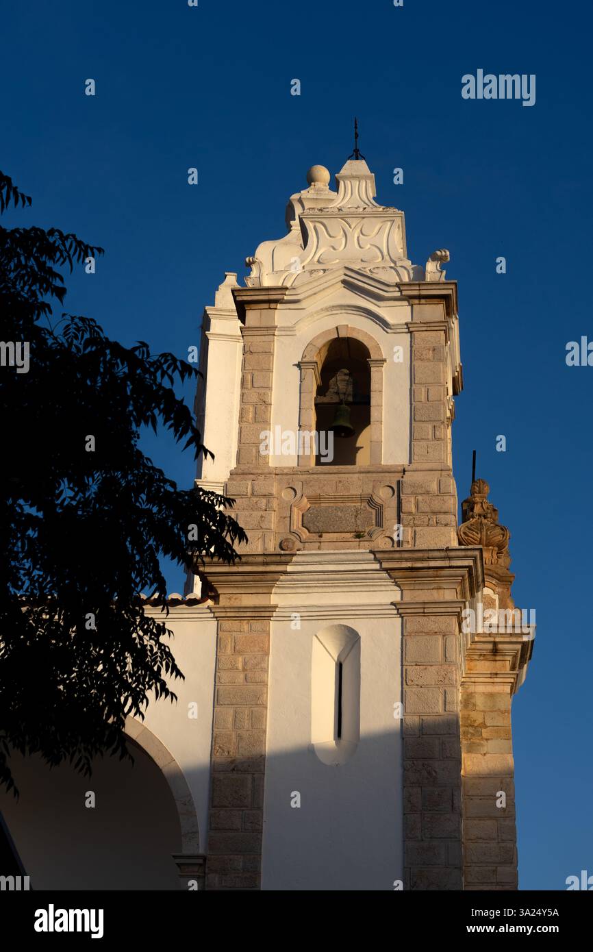Kirche Santo Antonio in der wunderschönen Stadt Lagos in der Algarve in Portugal bei Sonnenuntergang. Stockfoto