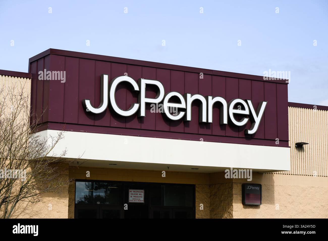 Marysville, WA, USA - 7. März 2025; Geschäftszeichen für JCPenny im Stadtzentrum von Marysville Stockfoto
