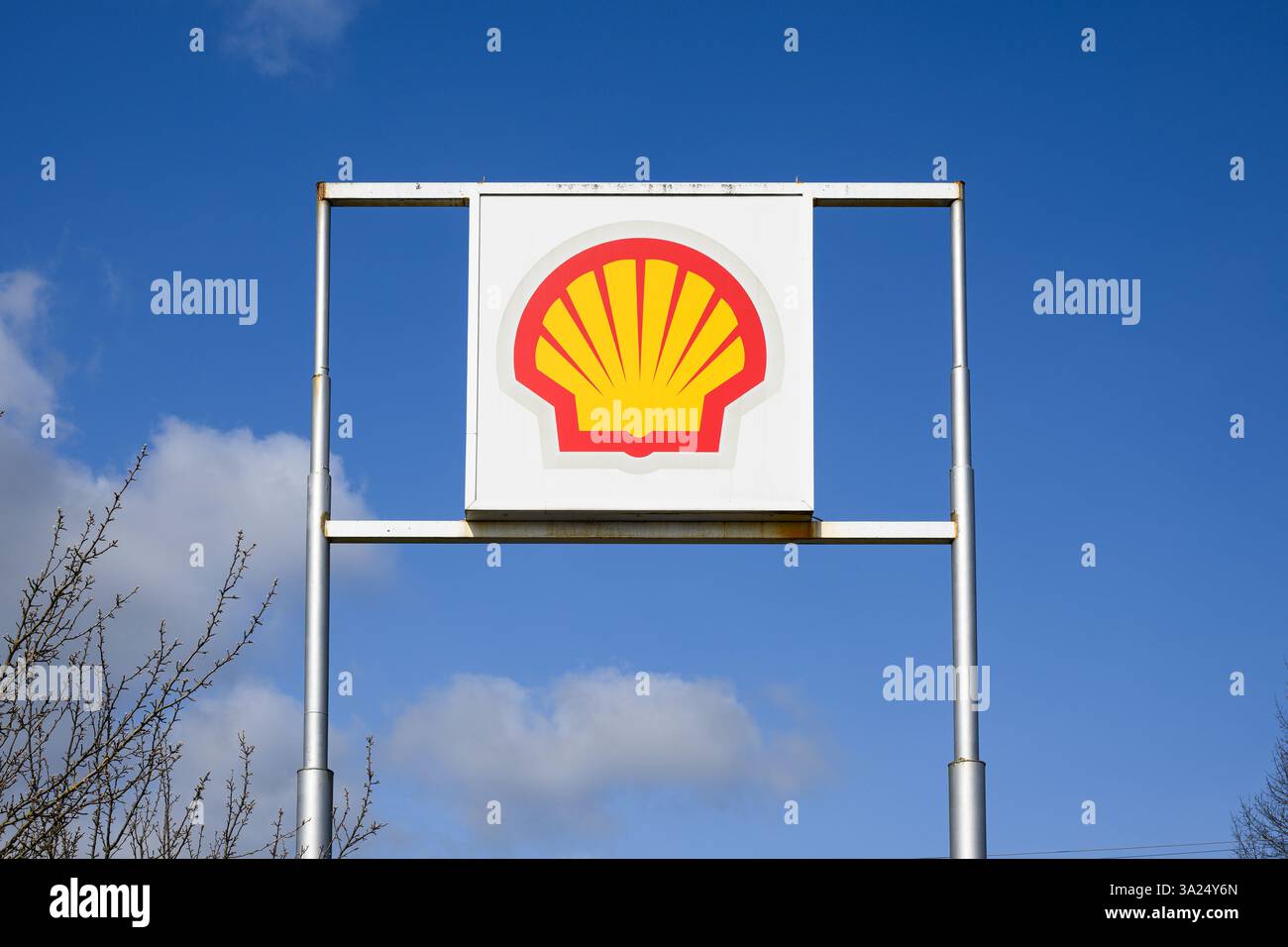 Tualip, WA, USA - 7. März 2025; erhöhtes Schild für Shell Oil Fuel Company gegen blauen Himmel Stockfoto