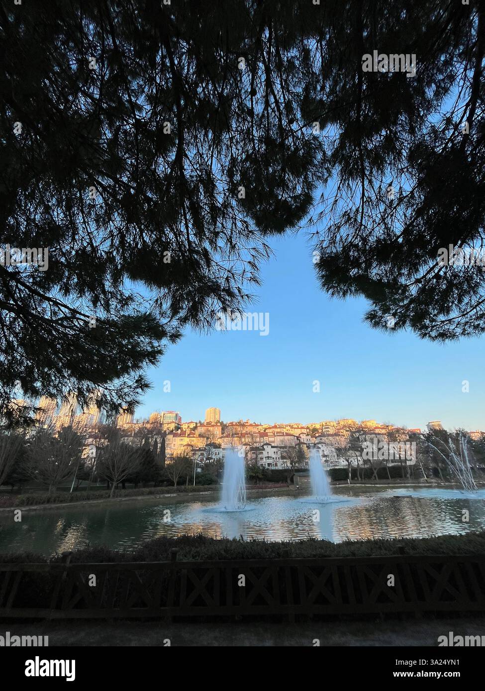 Künstlicher Seenpark und hinter modernen Gebäuden mit Blick auf den Sonnenuntergang in Istanbul, Türkei. Stockfoto