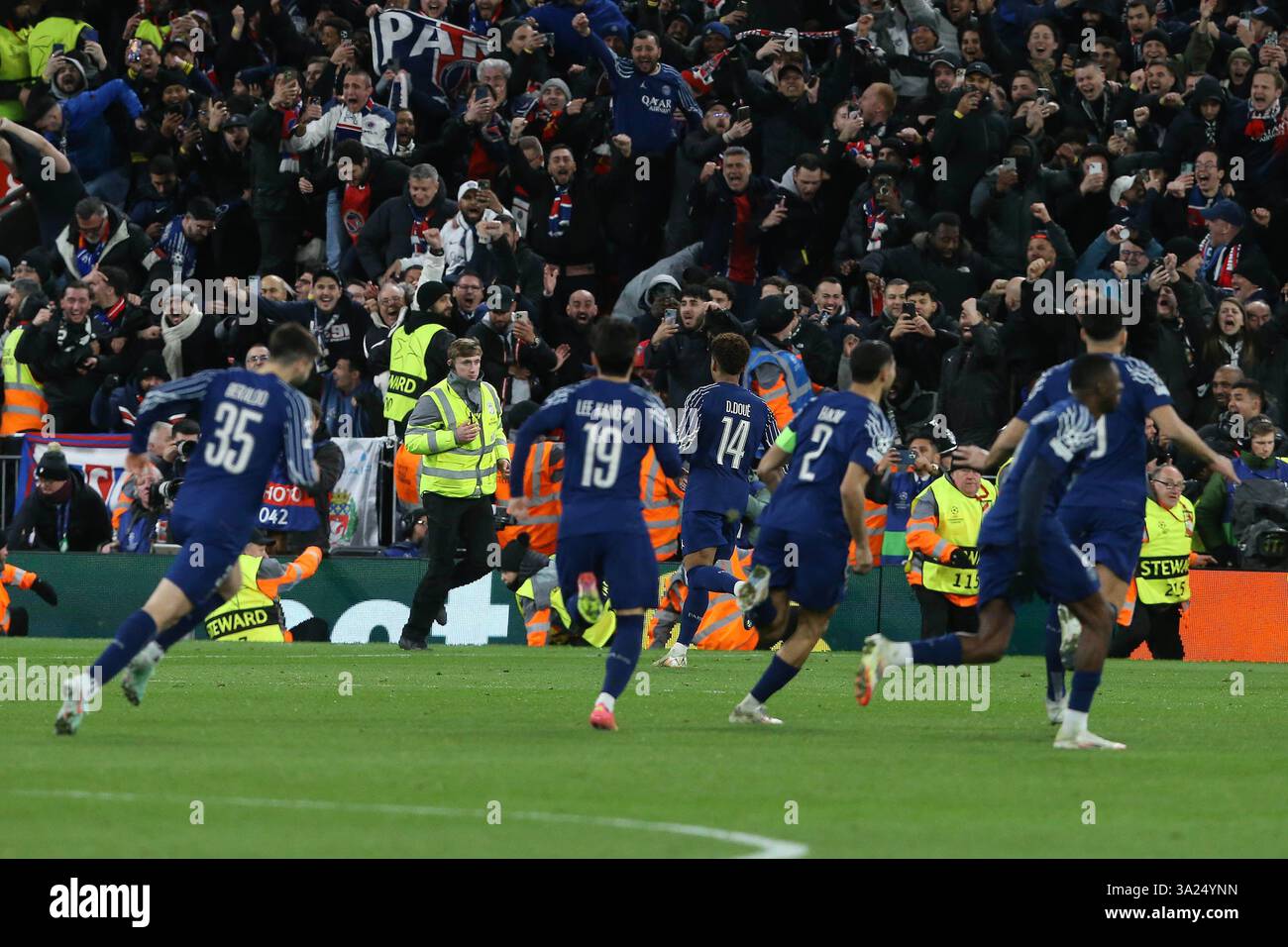Liverpool, Großbritannien. März 2025. Desire Doue aus Paris Saint-Germain (14) feiert, nachdem er sein Team im Elfmeterschießen den 4. Elfmeter erzielt und das Spiel gewonnen hat. UEFA Champions League, Achtelfinale, zweites Leg, Liverpool gegen PSG in Anfield in Liverpool am Dienstag, den 11. März 2025. Dieses Bild darf nur für redaktionelle Zwecke verwendet werden. Nur redaktionelle Verwendung. bild von Chris Stading/Andrew Orchard Sportfotografie/Alamy Live News Credit: Andrew Orchard Sportfotografie/Alamy Live News Stockfoto