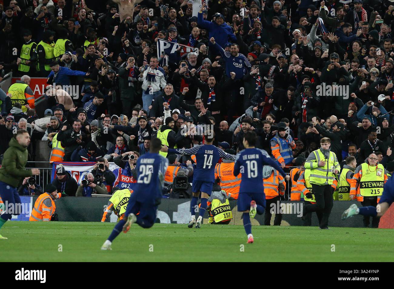 Liverpool, Großbritannien. März 2025. Desire Doue aus Paris Saint-Germain (14) feiert, nachdem er seine Teams im Elfmeterschießen den vierten Elfmeter erzielt und das Spiel gewonnen hat. UEFA Champions League, Achtelfinale, zweites Leg, Liverpool gegen PSG in Anfield in Liverpool am Dienstag, den 11. März 2025. Dieses Bild darf nur für redaktionelle Zwecke verwendet werden. Nur redaktionelle Verwendung. bild von Chris Stading/Andrew Orchard Sportfotografie/Alamy Live News Credit: Andrew Orchard Sportfotografie/Alamy Live News Stockfoto