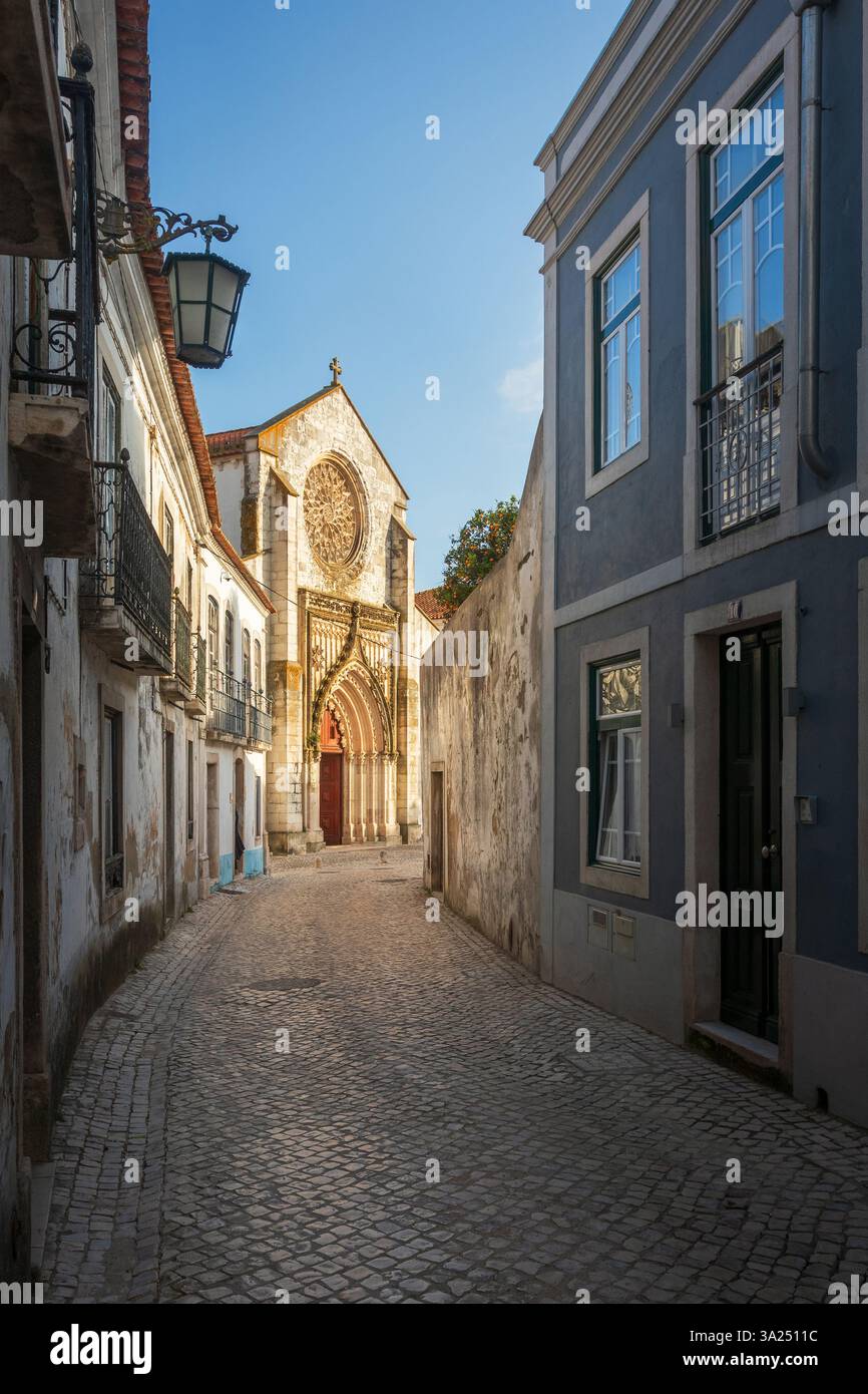 Blick auf die Straße im historischen Zentrum von Santarém in Portugal, mit der wunderschönen Fassade der Kirche Nossa Senhora da Graca im Hintergrund, illum Stockfoto