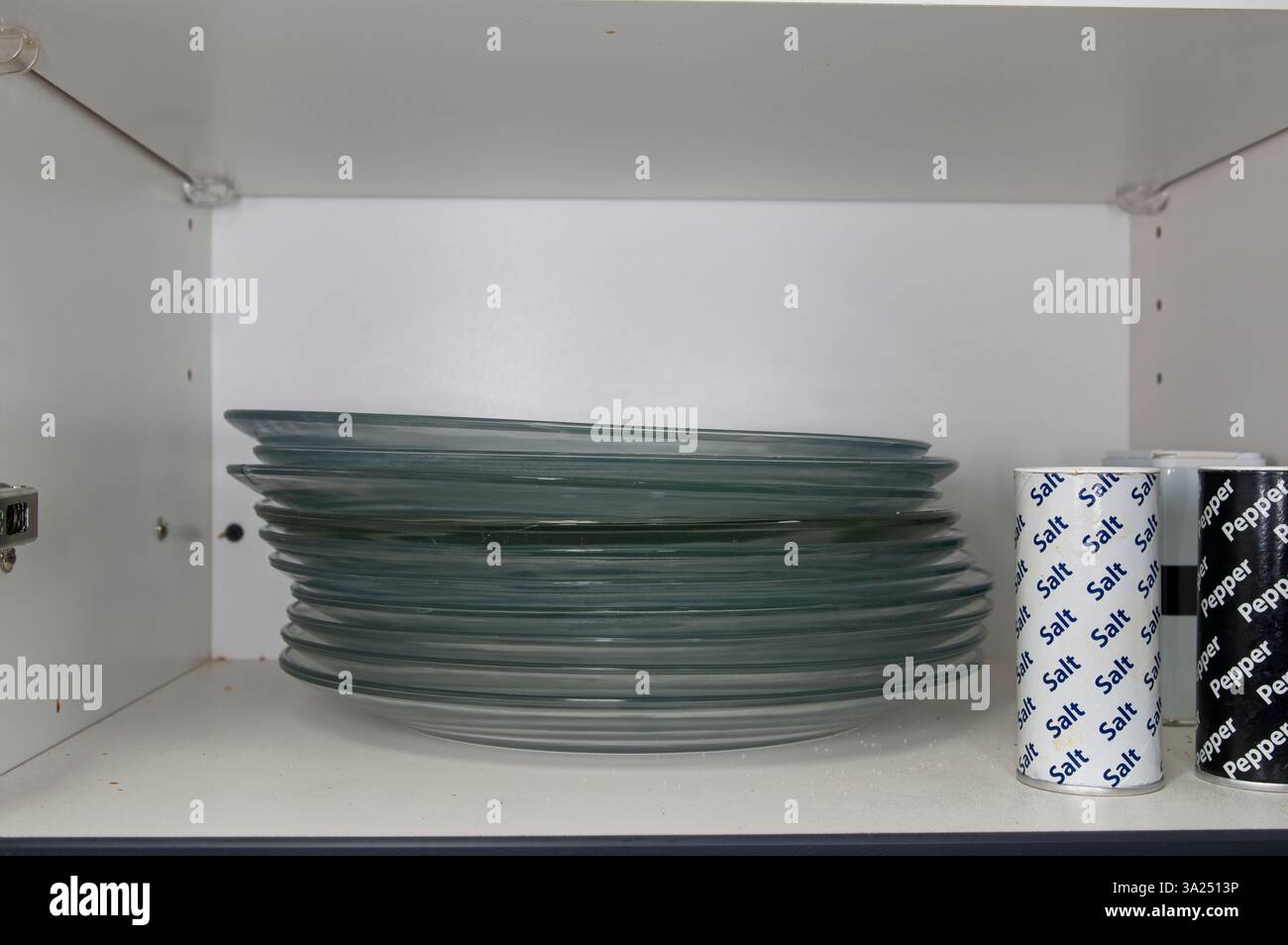 Offener Küchenschrank mit Salz und Pfeffer Stockfoto