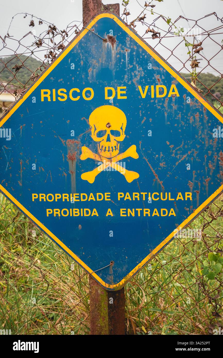 März 2025. Ein Warnschild an einem verlassenen britischen Bahnhof in Santo Andre SP Brasilien. Stockfoto