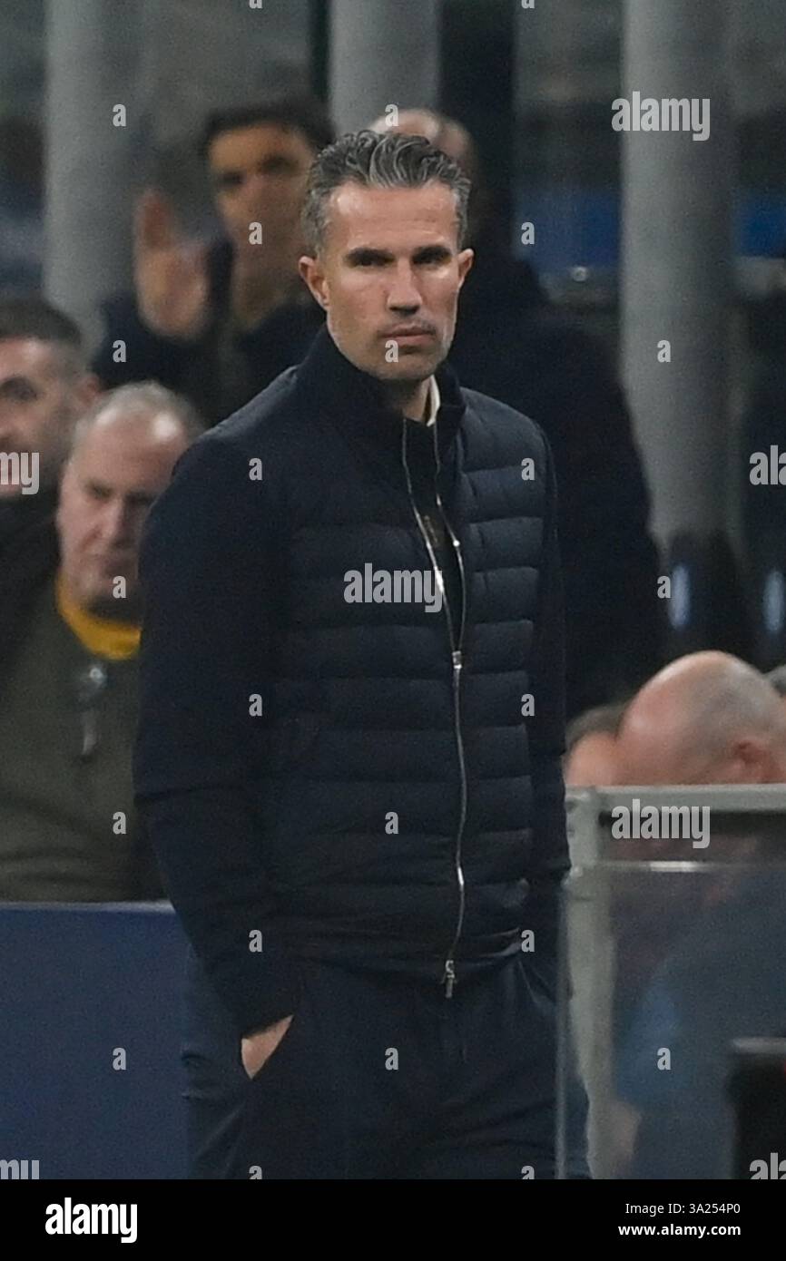 11. März 2025; Stadio San Siro, Mailand, Italien, Champions League Fußball, die letzten 16, Second Leg, Inter Mailand gegen Feyenoord; Robin van Persie Head Coach von Feyenoord Stockfoto