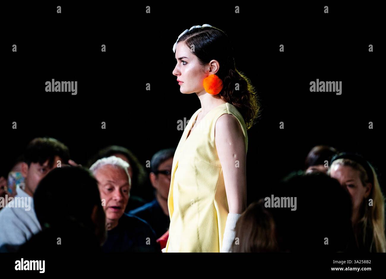 Hongkong, China. 11. März 2025. Die vom AIDLab gesponserte „Culture X AI 2024-2025: International Fashion Show“ findet am 11. März 2025 im Hong Kong Palace Museum statt. Mit dem AI-basierten Interactive Design Assistant for Fashion (Aida) wurden rund 40 Modewerke von 10 Designern aus Ländern und Regionen wie dem chinesischen Festland, Hongkong, Estland und Finnland ausgestellt. Quelle: Hou Yu/China News Service/Alamy Live News Stockfoto