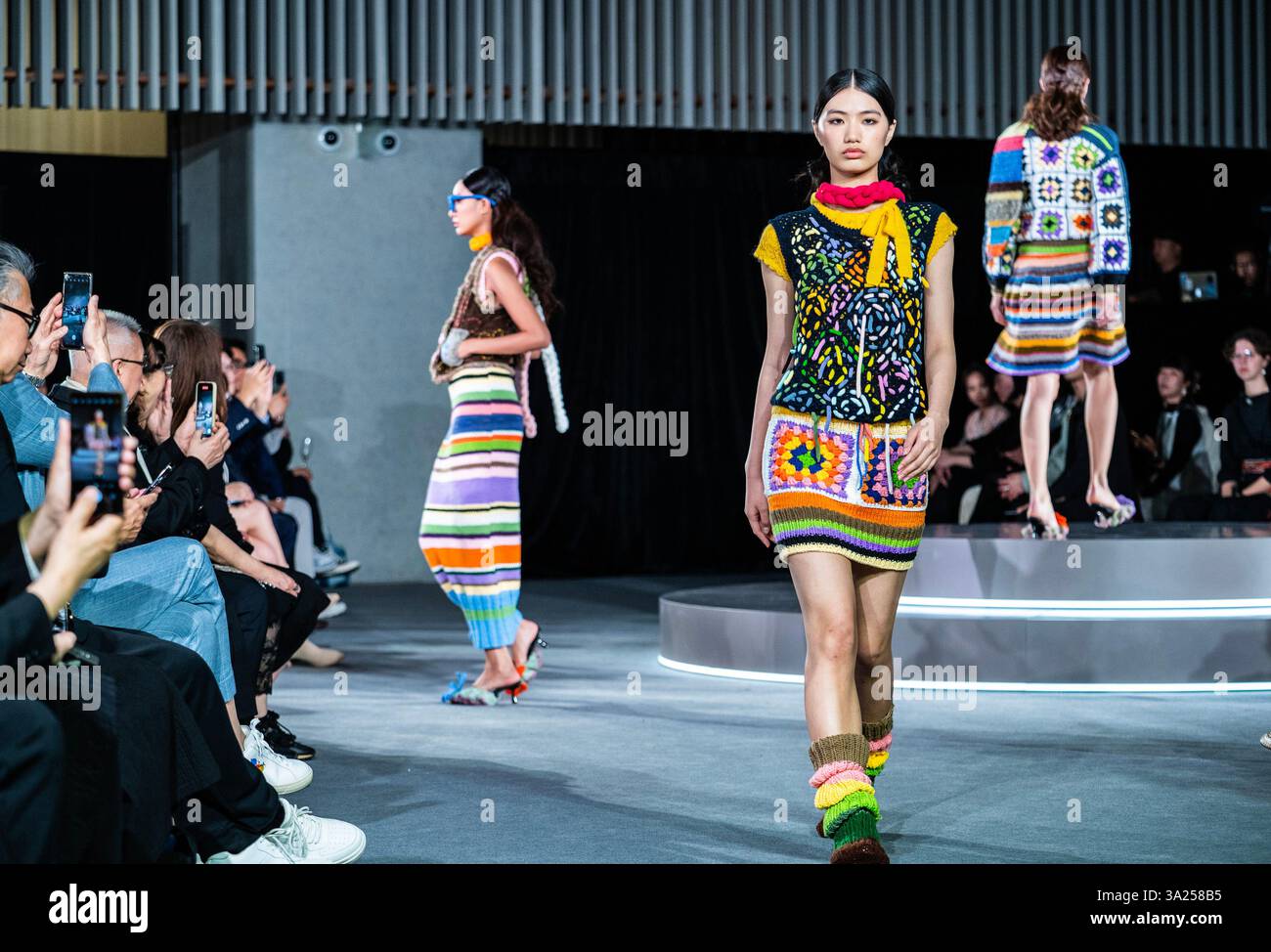 Hongkong, China. 11. März 2025. Die vom AIDLab gesponserte „Culture X AI 2024-2025: International Fashion Show“ findet am 11. März 2025 im Hong Kong Palace Museum statt. Mit dem AI-basierten Interactive Design Assistant for Fashion (Aida) wurden rund 40 Modewerke von 10 Designern aus Ländern und Regionen wie dem chinesischen Festland, Hongkong, Estland und Finnland ausgestellt. Quelle: Hou Yu/China News Service/Alamy Live News Stockfoto