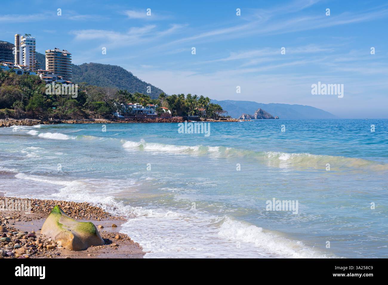 Meeresgezeiten in der Bucht von banderas bei playa Palmares in puerto vallarta mexiko Stockfoto