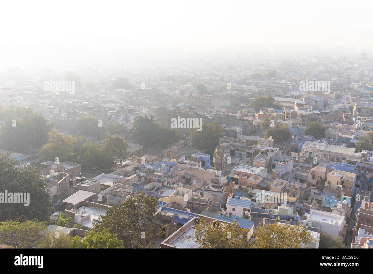 Die überfüllte nebelige Stadt von der Bergspitze am Morgen wird in jodhpur rajasthan indien aufgenommen. Stockfoto