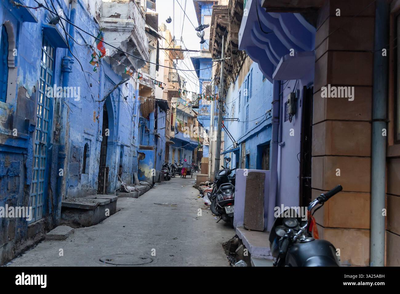indische blaue Stadt überfüllte Straße am Morgen aus flachem Winkel wird in jodhpur rajasthan india aufgenommen. Stockfoto