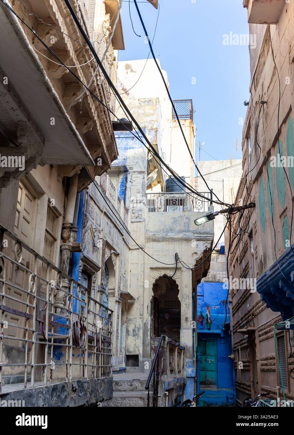 Die überfüllte Straße der indischen Altstadt am Morgen aus einem flachen Winkel wird in jodhpur rajasthan india aufgenommen. Stockfoto