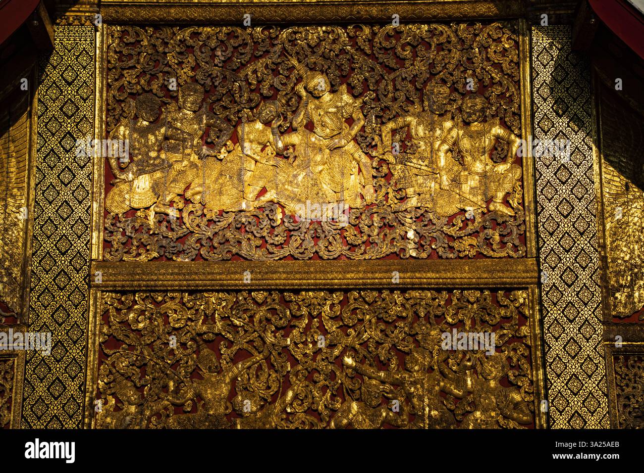 Luang Prabang Tempelschnitzerei, Laos. Goldene Kunstwerke, traditionelles Design Stockfoto