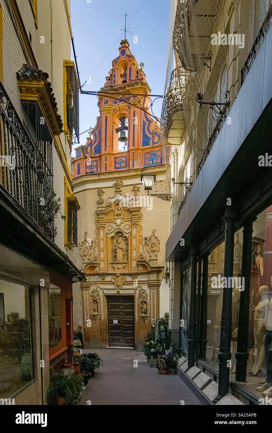Die San José Chapel von Sevilla, ein kleines barockes Juwel aus dem 18. Jahrhundert, das von Zimmerleuten erbaut wurde, verfügt über ein reich verziertes Interieur und ein markantes Ziegelsteinwerk Stockfoto