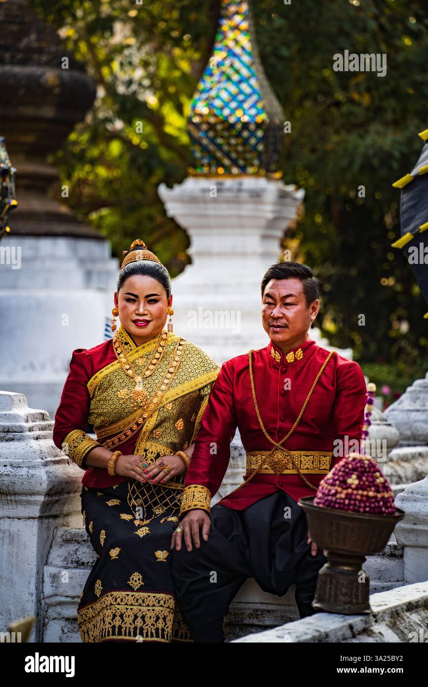 Laotische Hochzeitspaare, Luang Prabang, Laos. Traditionelle Kleidung, kulturelle Feier Stockfoto