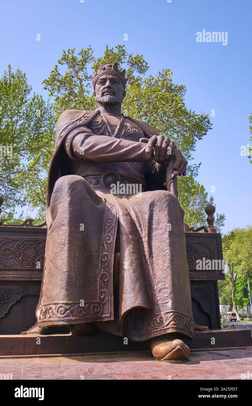 Die große Bronzestatue eines sitzenden Amir Timur, direkt am Ende eines Parks im neuen Stadtteil. In Samarkand, Usbekistan. Stockfoto